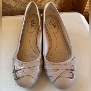 Life Stride soft system Women's Cream Flats 8.5